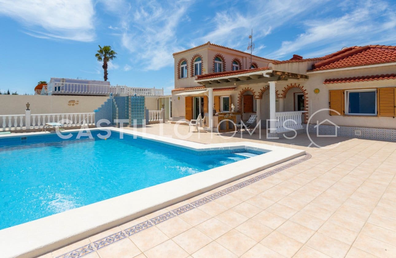 4 Zimmer Villa zu verkaufen in Torrevieja mit Pool - 545.000 € (Ref: 9818229)