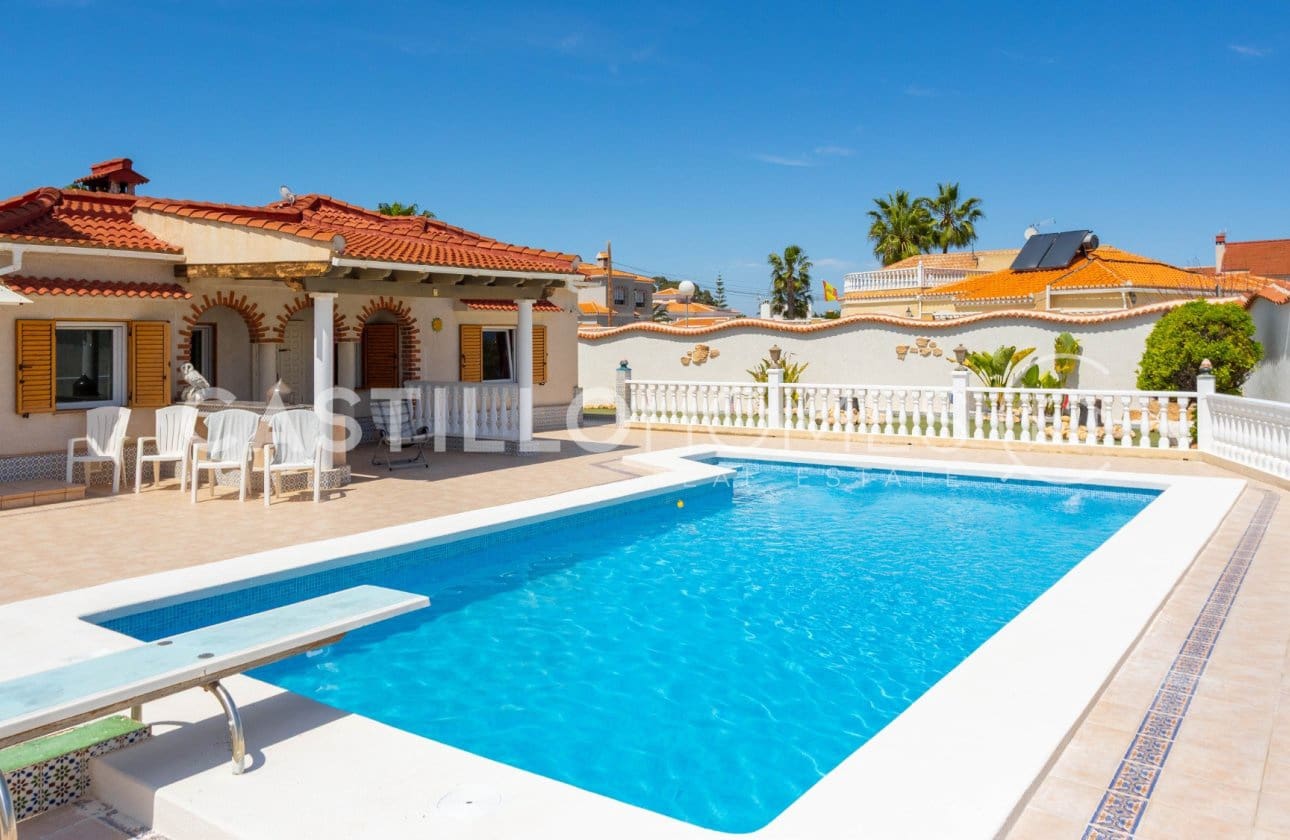 4 Zimmer Villa zu verkaufen in Torrevieja mit Pool - 545.000 € (Ref: 9818229)