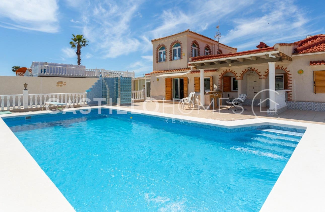 4 Zimmer Villa zu verkaufen in Torrevieja mit Pool - 545.000 € (Ref: 9818229)