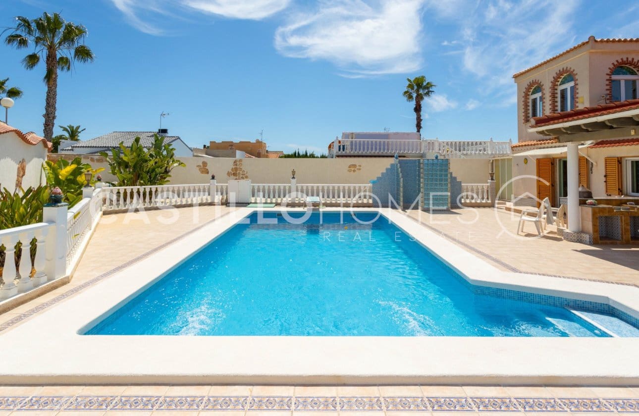 4 Zimmer Villa zu verkaufen in Torrevieja mit Pool - 545.000 € (Ref: 9818229)