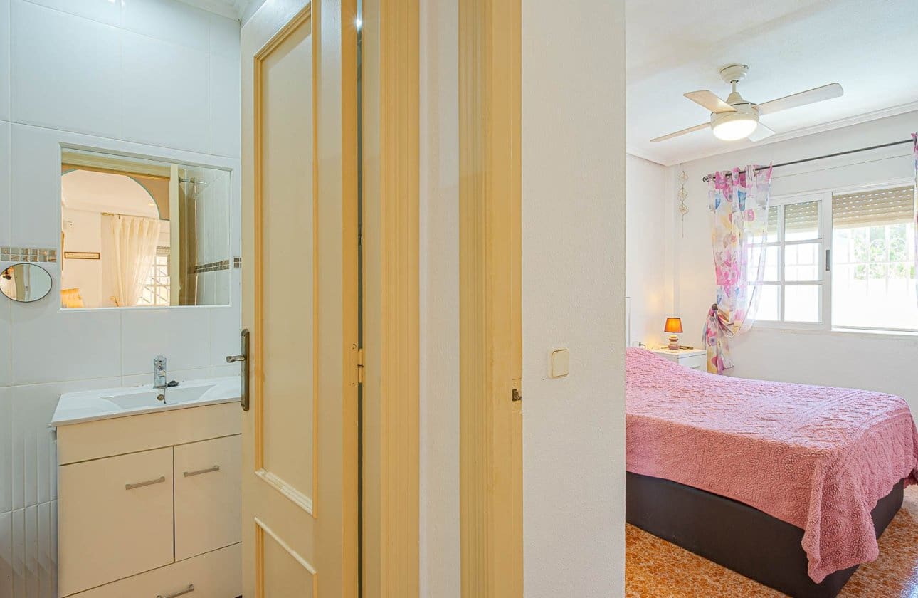 2 chambre Villa/Maison à vendre à Punta Prima avec piscine - 235 000 € (Ref: 9834251)