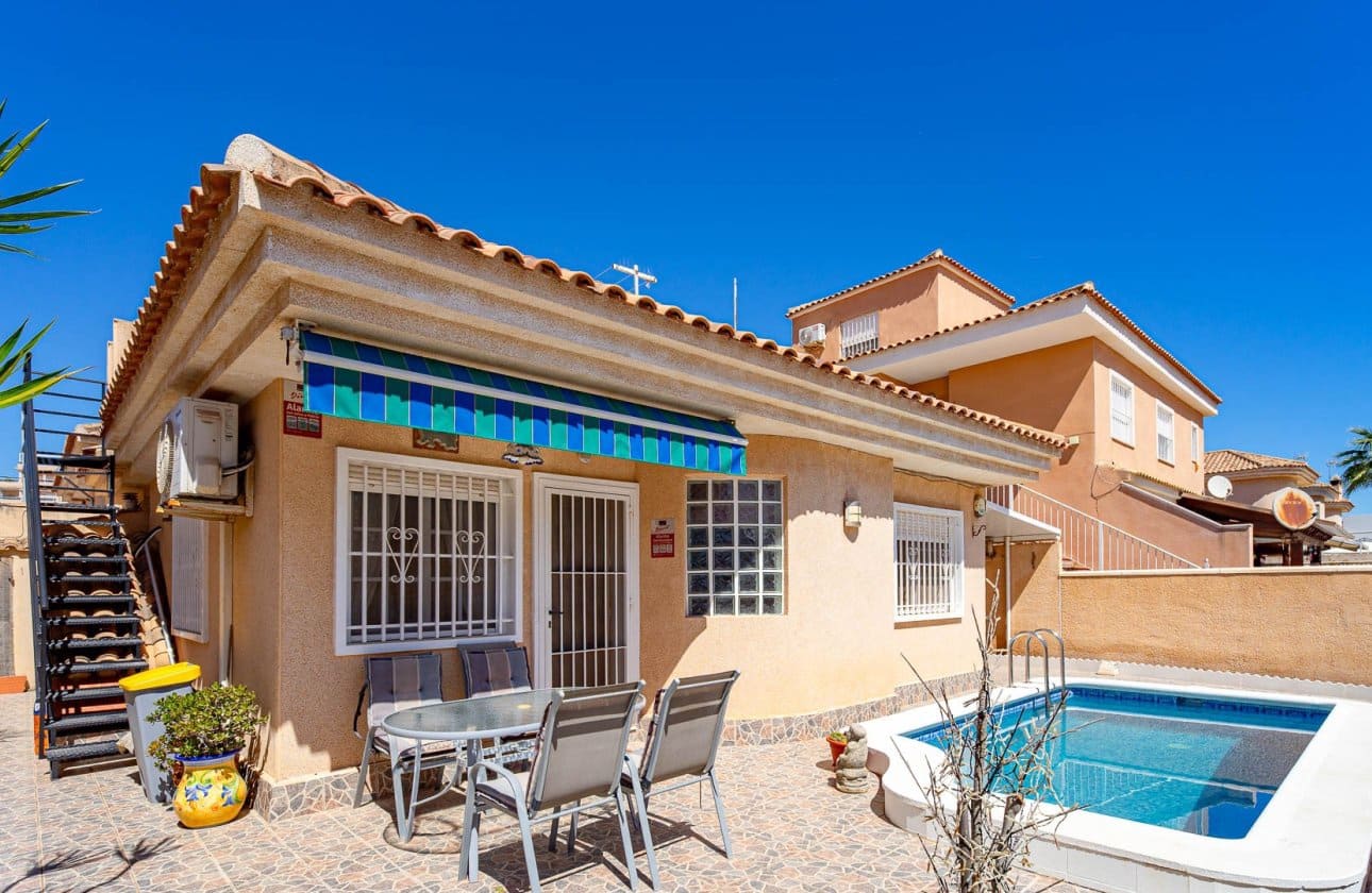 2 chambre Villa/Maison à vendre à Punta Prima avec piscine - 235 000 € (Ref: 9834251)