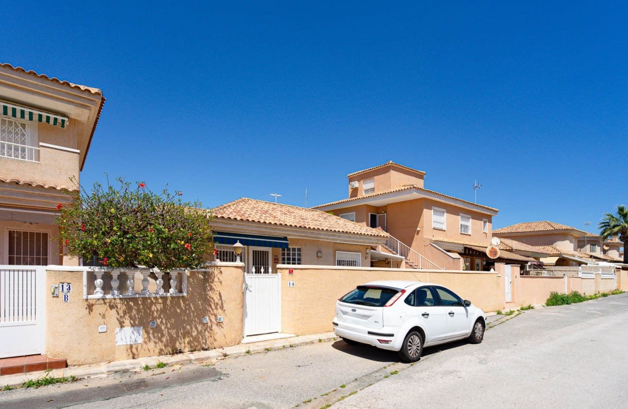 2 chambre Villa/Maison à vendre à Punta Prima avec piscine - 235 000 € (Ref: 9834251)
