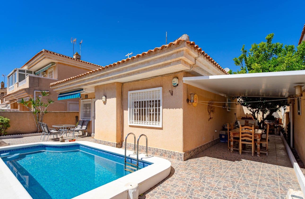 2 chambre Villa/Maison à vendre à Punta Prima avec piscine - 235 000 € (Ref: 9834251)