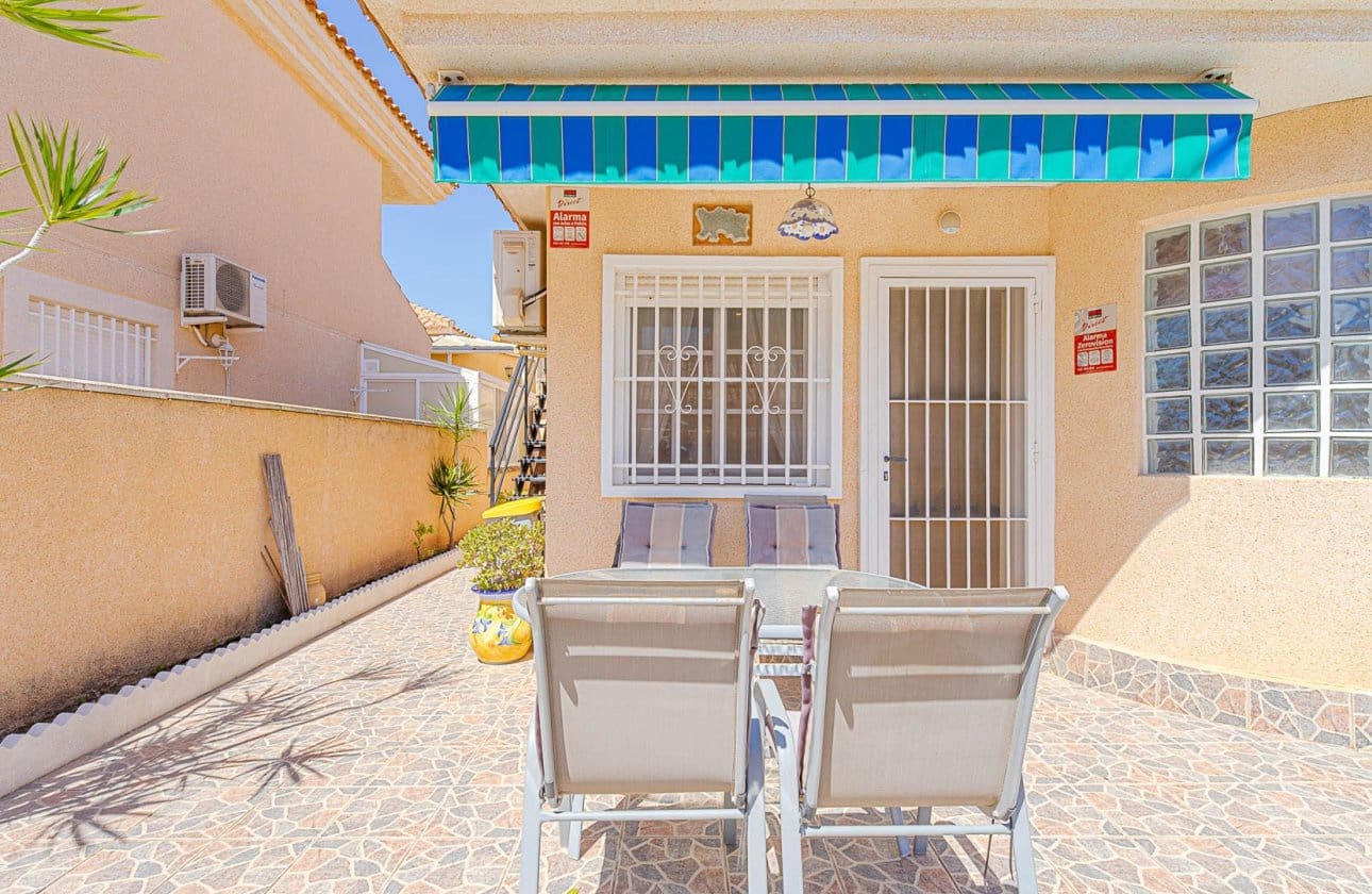 2 chambre Villa/Maison à vendre à Punta Prima avec piscine - 235 000 € (Ref: 9834251)