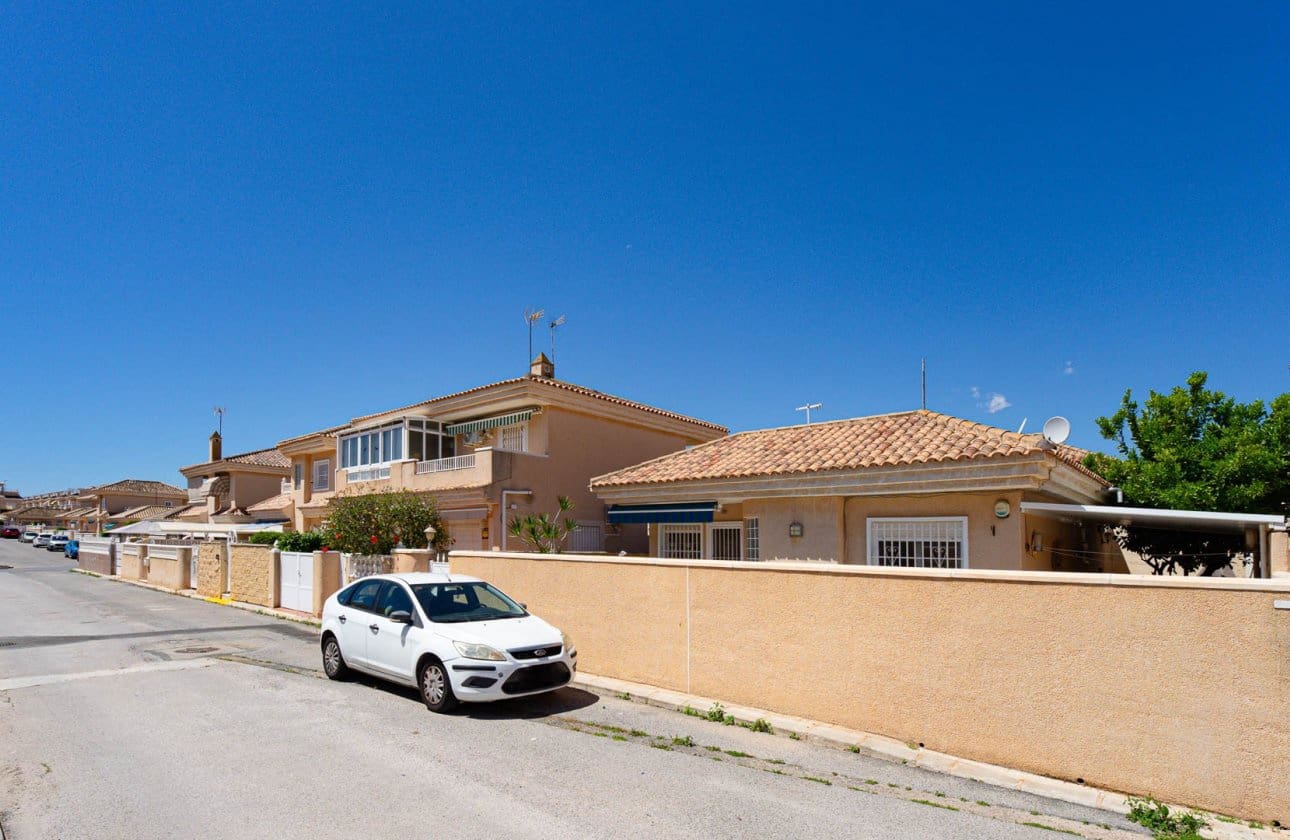 2 chambre Villa/Maison à vendre à Punta Prima avec piscine - 235 000 € (Ref: 9834251)