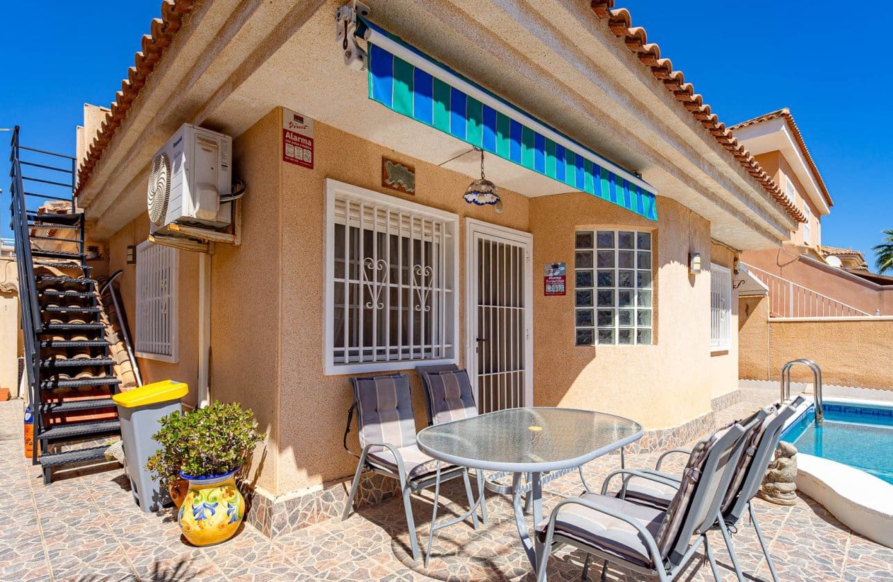 2 chambre Villa/Maison à vendre à Punta Prima avec piscine - 235 000 € (Ref: 9834251)