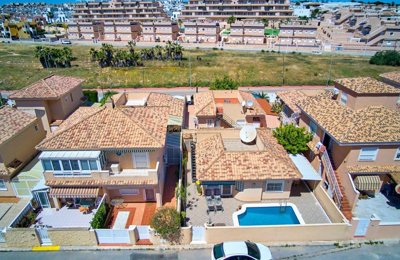 2 chambre Villa/Maison à vendre à Punta Prima avec piscine - 235 000 € (Ref: 9834251)