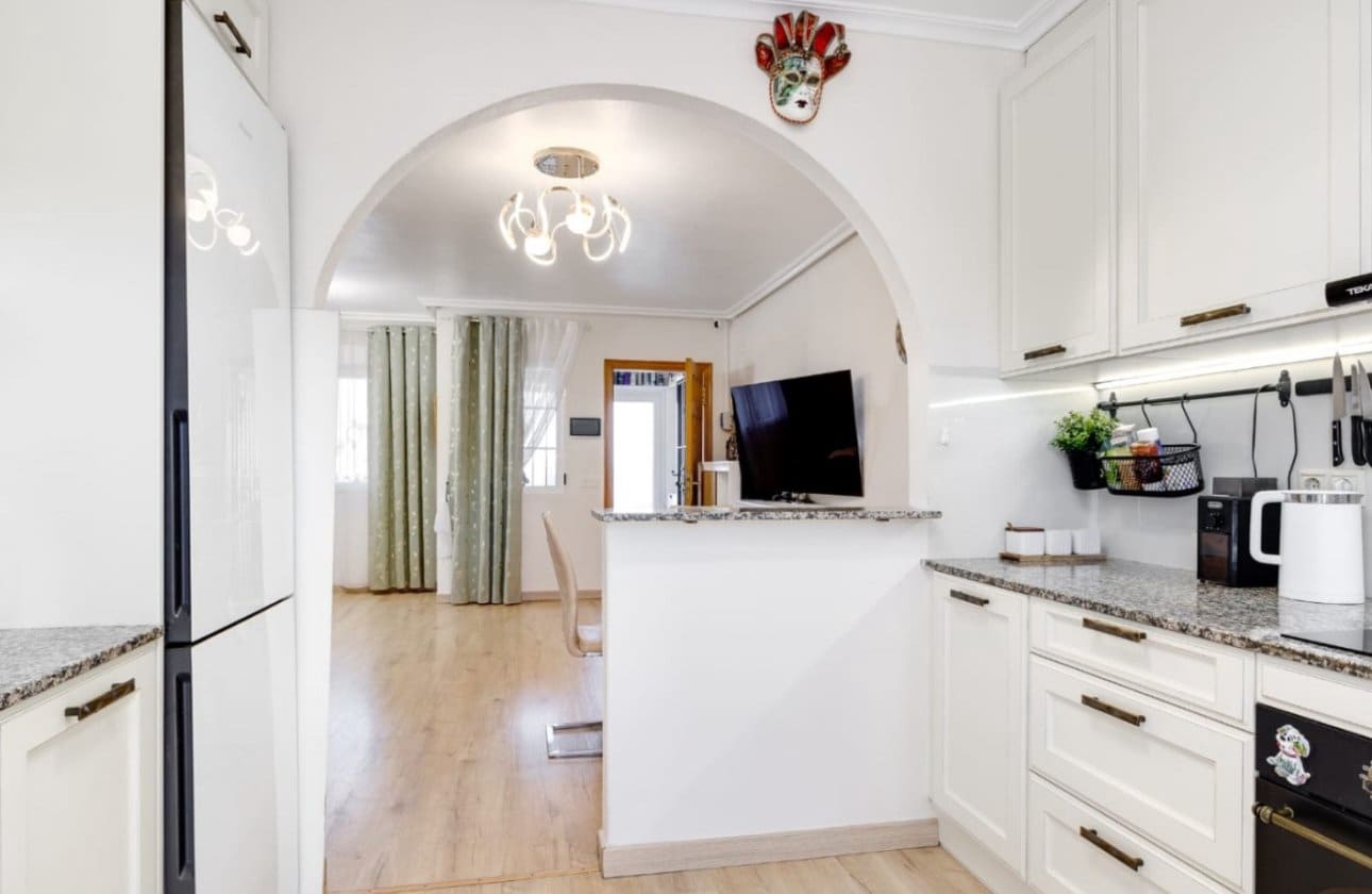 3 Zimmer Haus zu verkaufen in Torrevieja mit Pool - 219.000 € (Ref: 9834254)