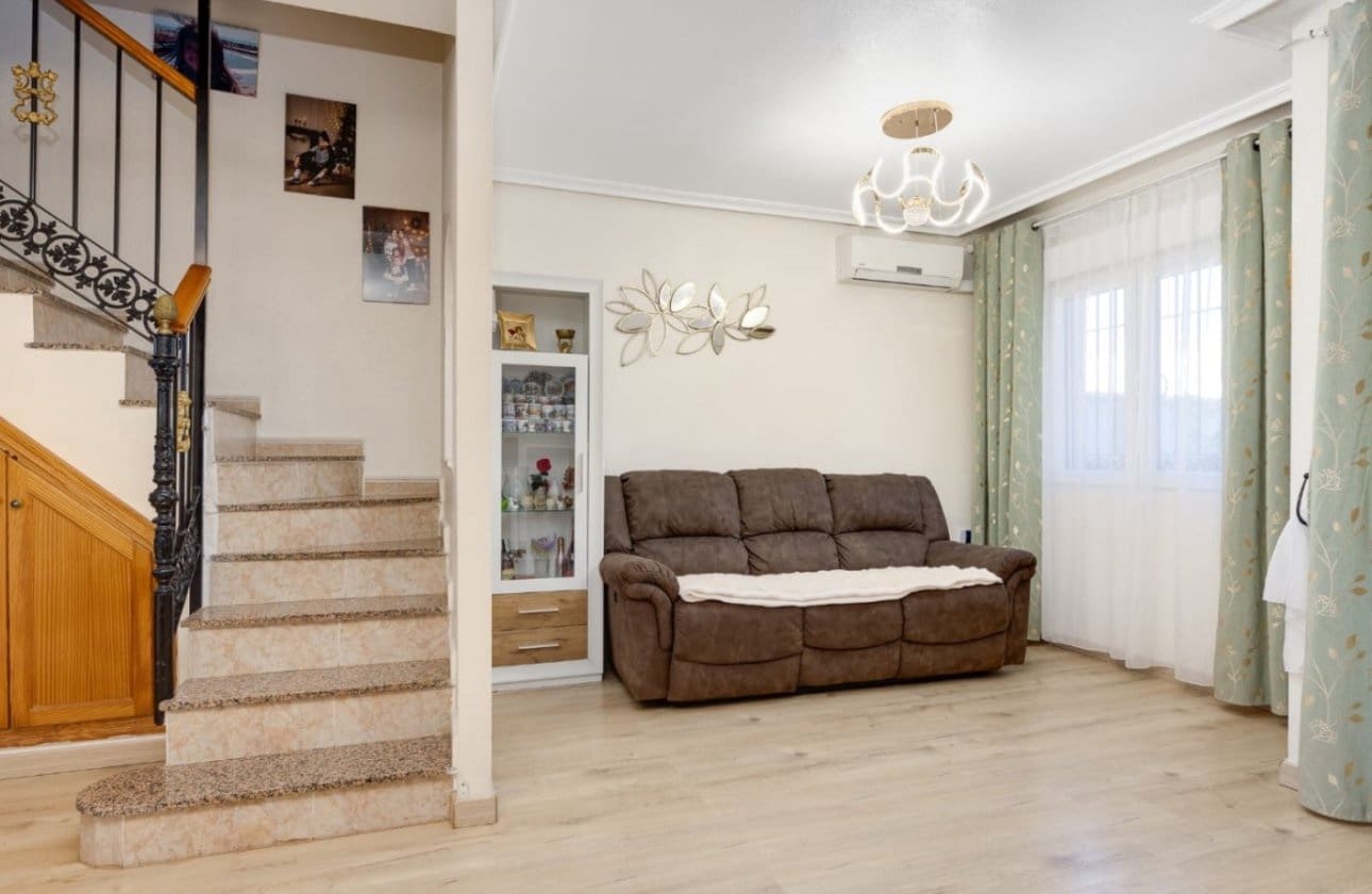 3 Zimmer Haus zu verkaufen in Torrevieja mit Pool - 219.000 € (Ref: 9834254)