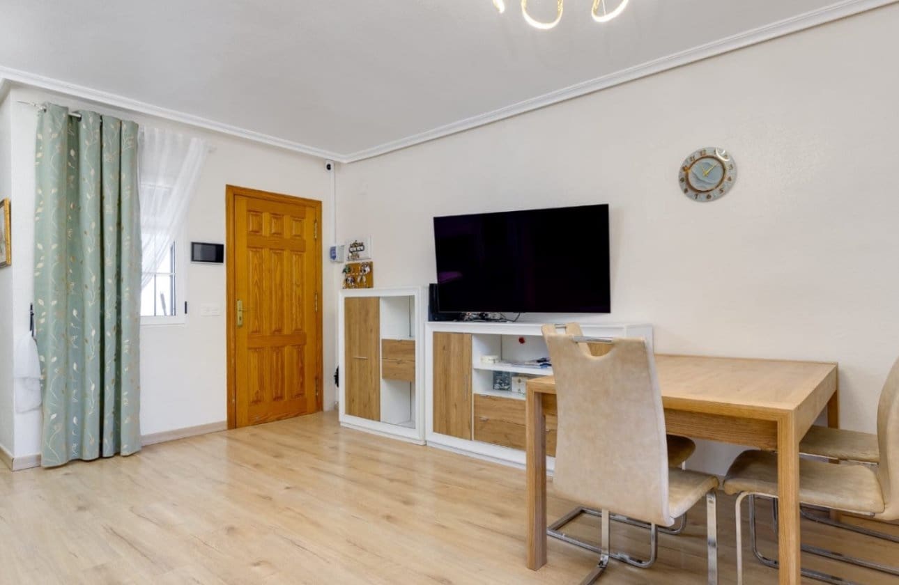 3 Zimmer Haus zu verkaufen in Torrevieja mit Pool - 219.000 € (Ref: 9834254)
