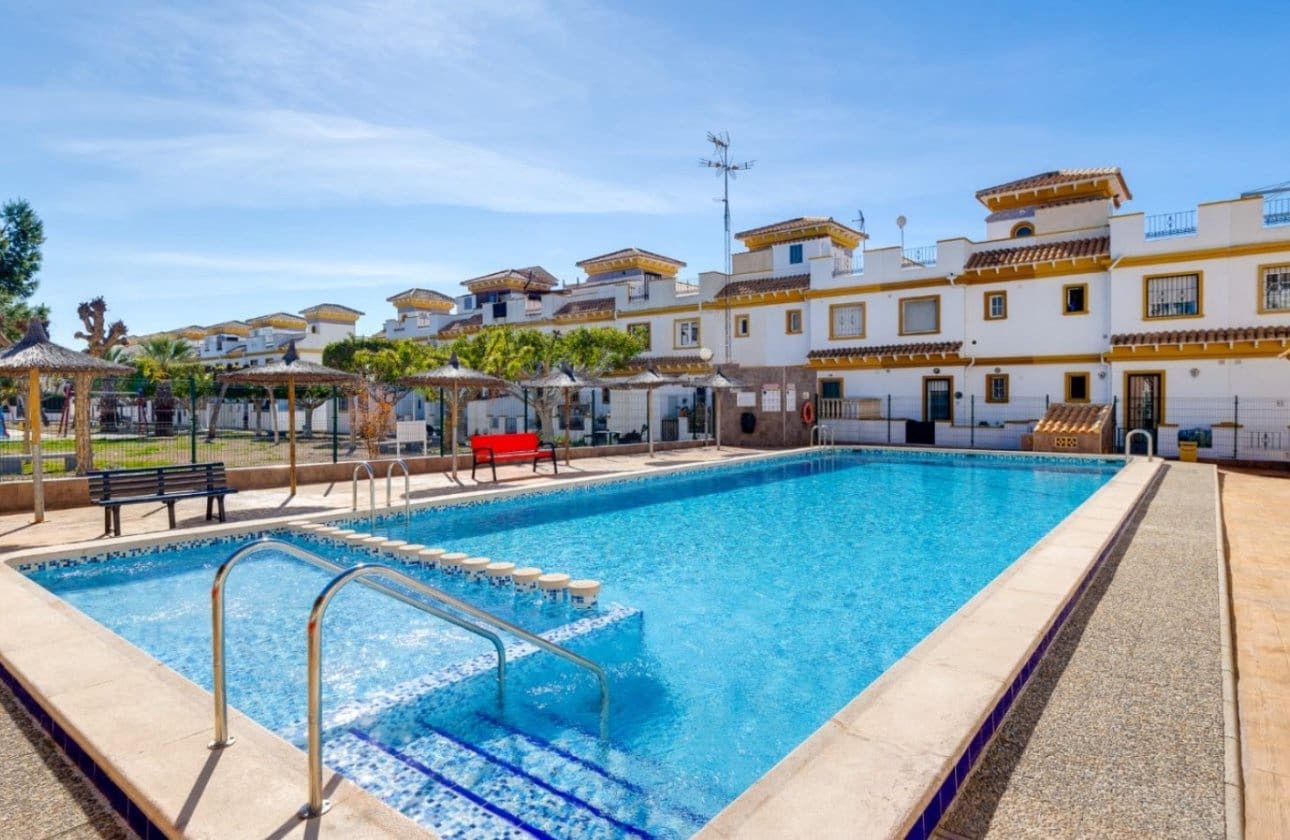 3 Zimmer Haus zu verkaufen in Torrevieja mit Pool - 219.000 € (Ref: 9834254)