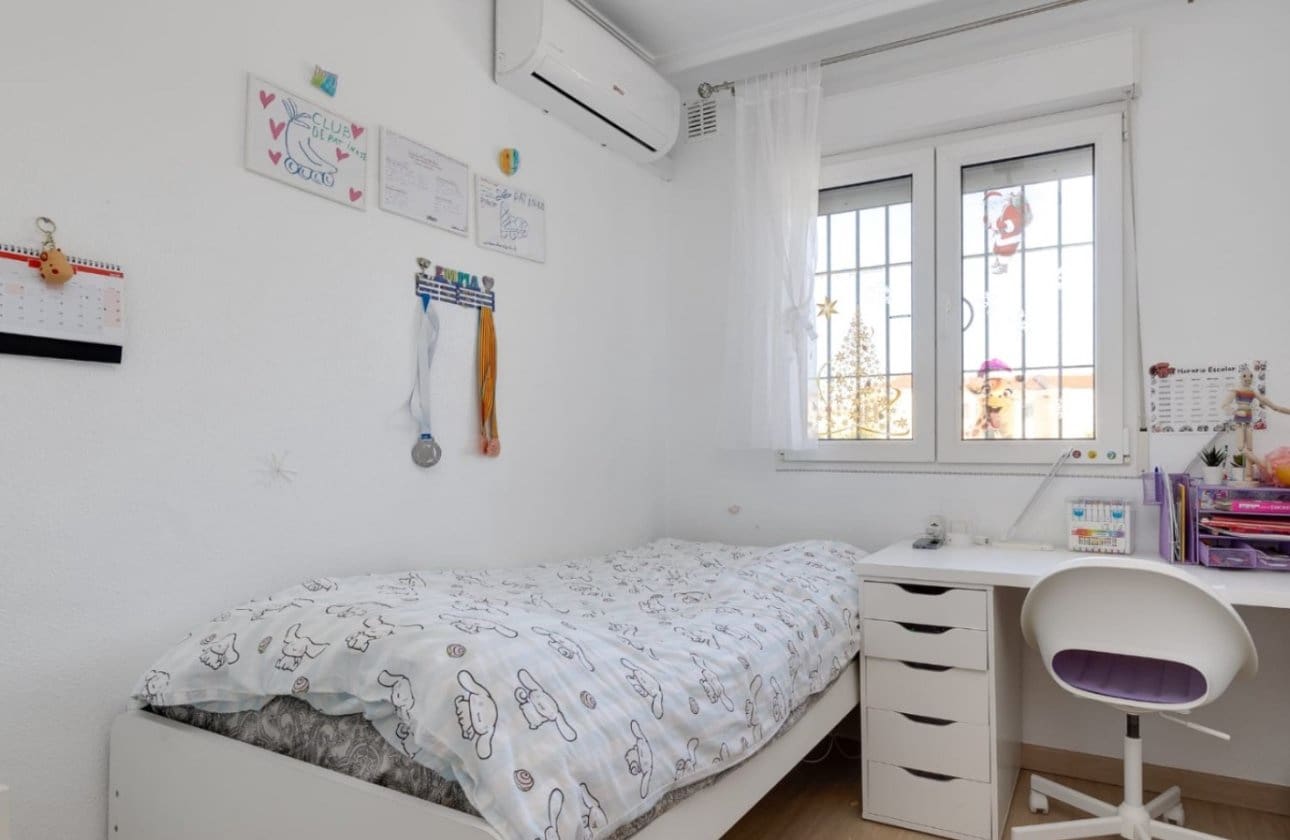 3 Zimmer Haus zu verkaufen in Torrevieja mit Pool - 219.000 € (Ref: 9834254)