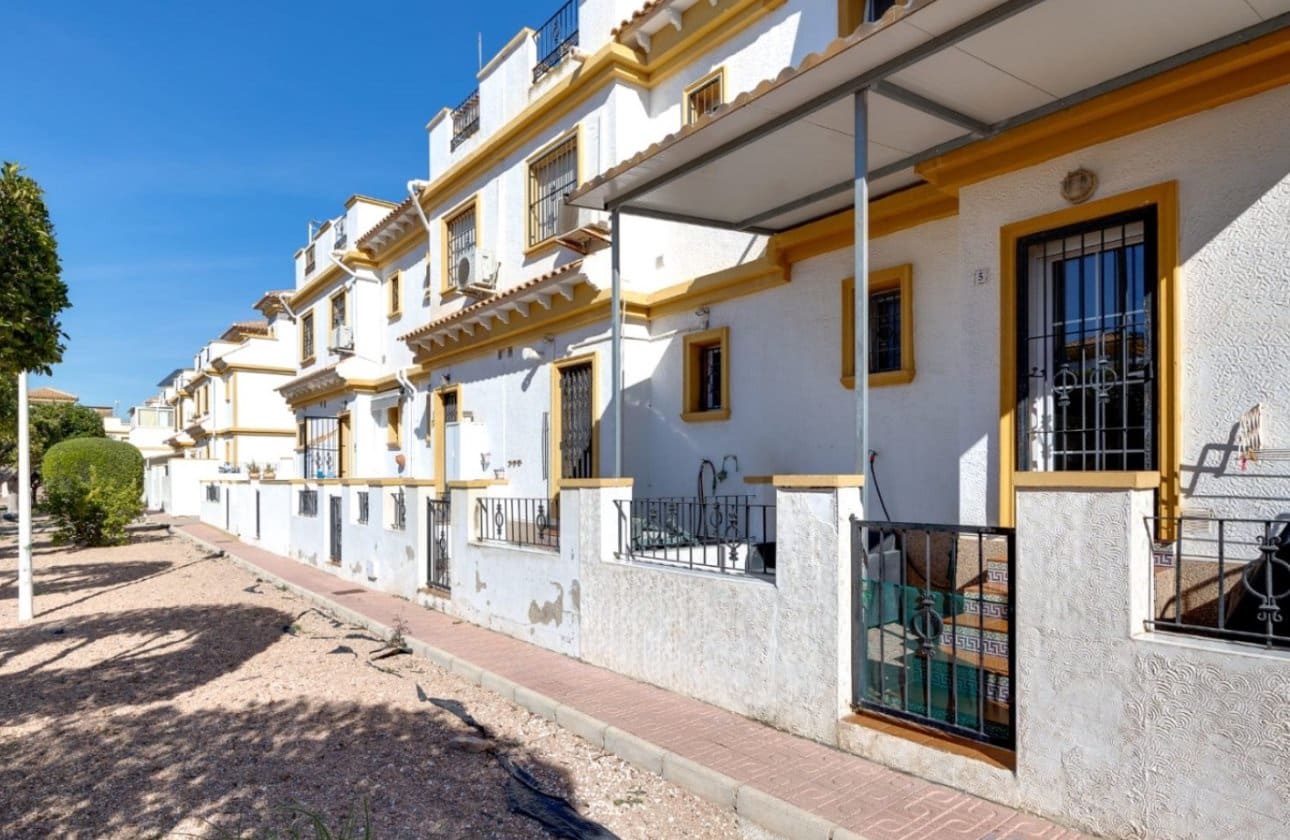 3 Zimmer Haus zu verkaufen in Torrevieja mit Pool - 219.000 € (Ref: 9834254)