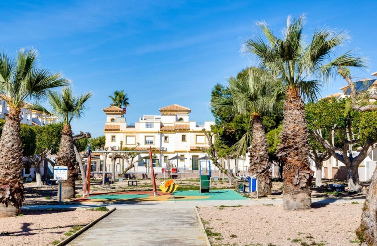 3 Zimmer Haus zu verkaufen in Torrevieja mit Pool - 219.000 € (Ref: 9834254)