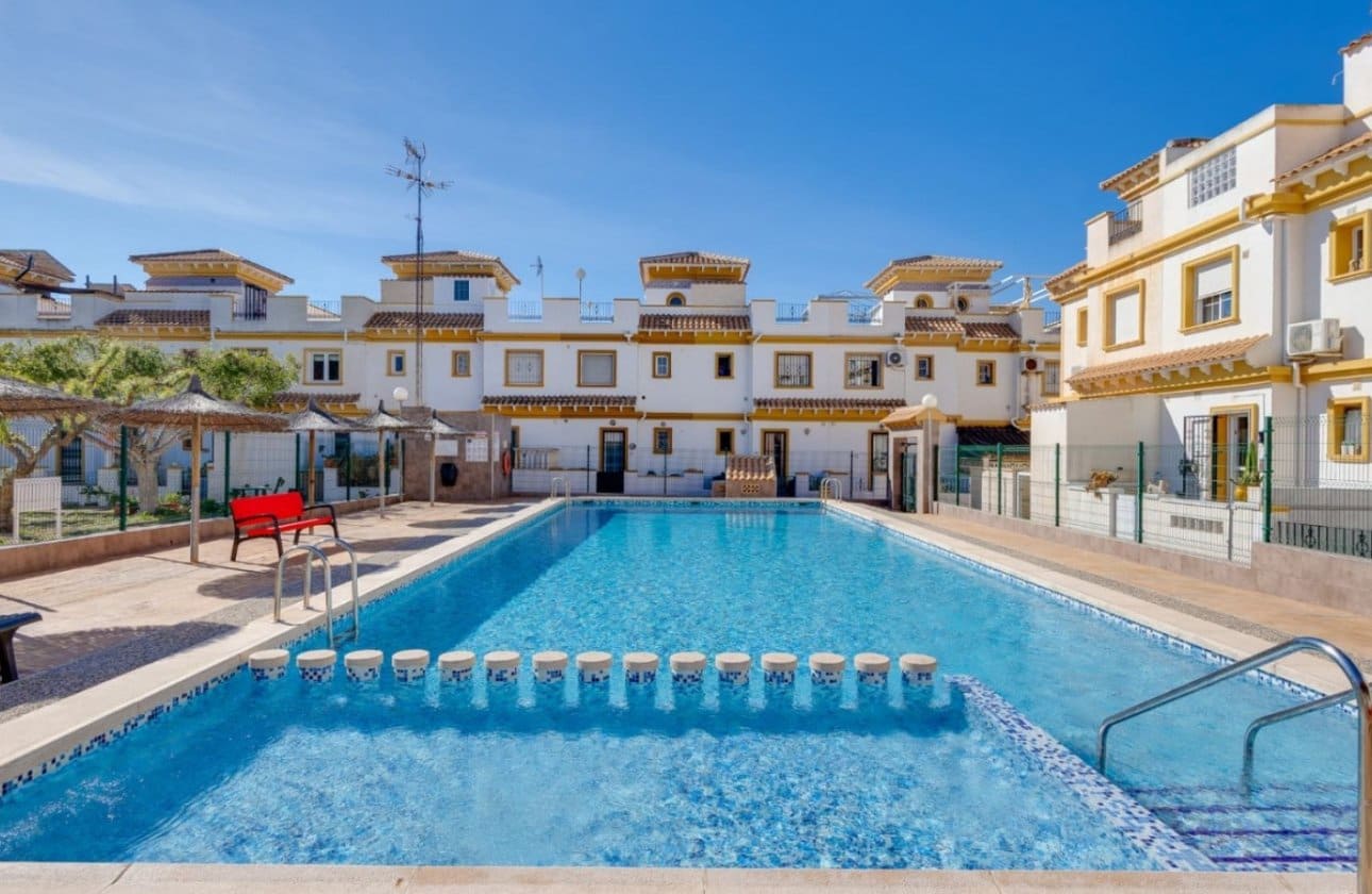 3 Zimmer Haus zu verkaufen in Torrevieja mit Pool - 219.000 € (Ref: 9834254)