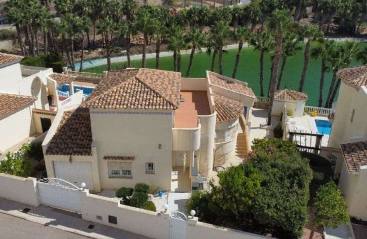 3 soveværelse Villa til salg i Orihuela Costa med swimmingpool - € 579.995 (Ref: 9838996)