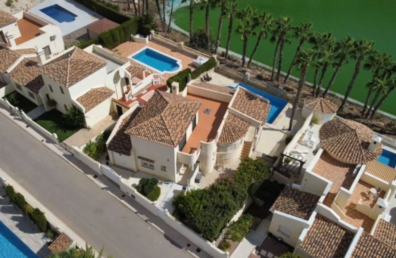 3 soveværelse Villa til salg i Orihuela Costa med swimmingpool - € 579.995 (Ref: 9838996)