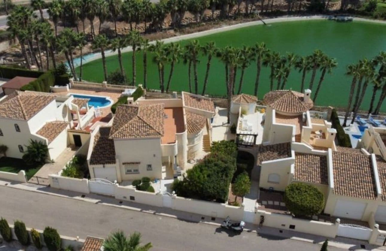 3 soveværelse Villa til salg i Orihuela Costa med swimmingpool - € 579.995 (Ref: 9838996)