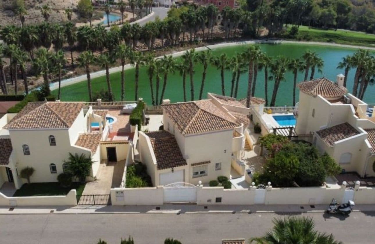 3 soveværelse Villa til salg i Orihuela Costa med swimmingpool - € 579.995 (Ref: 9838996)