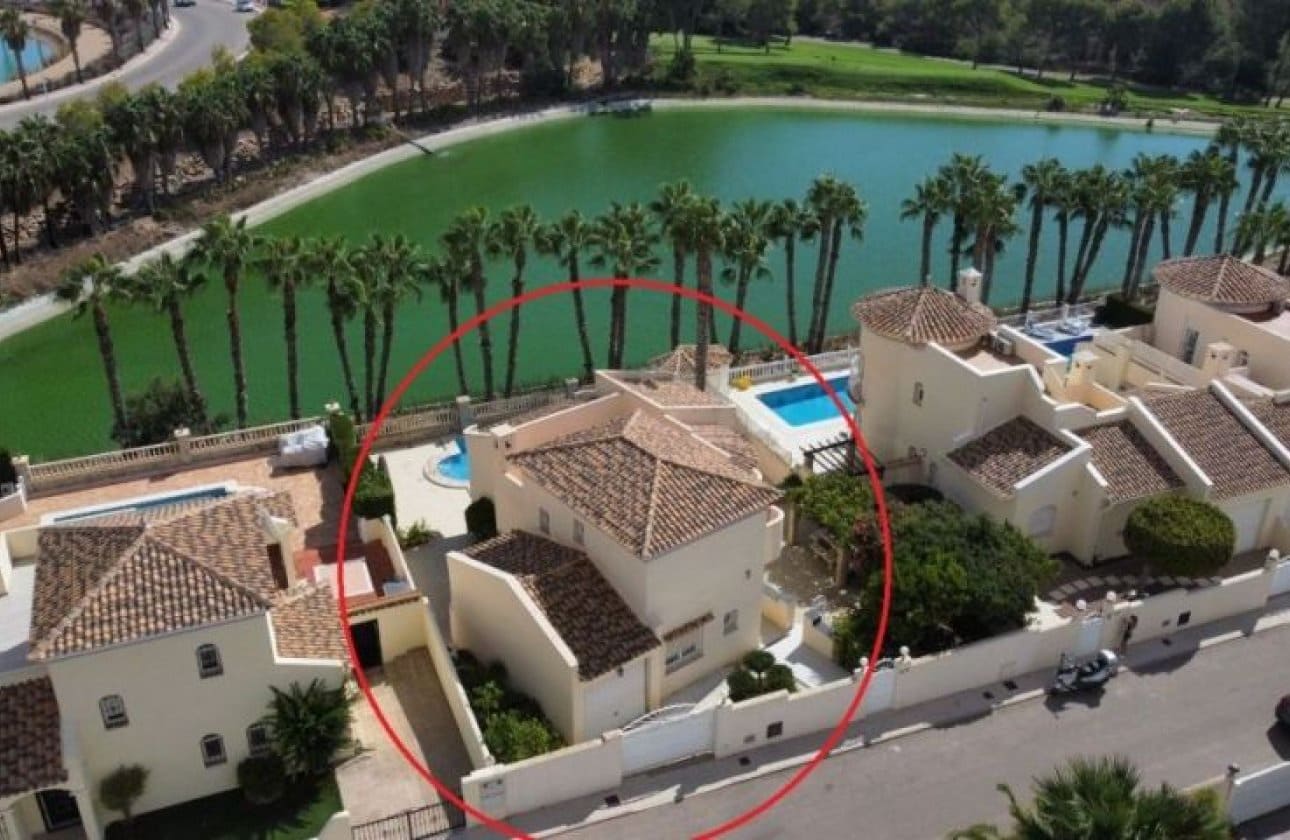 3 soveværelse Villa til salg i Orihuela Costa med swimmingpool - € 579.995 (Ref: 9838996)