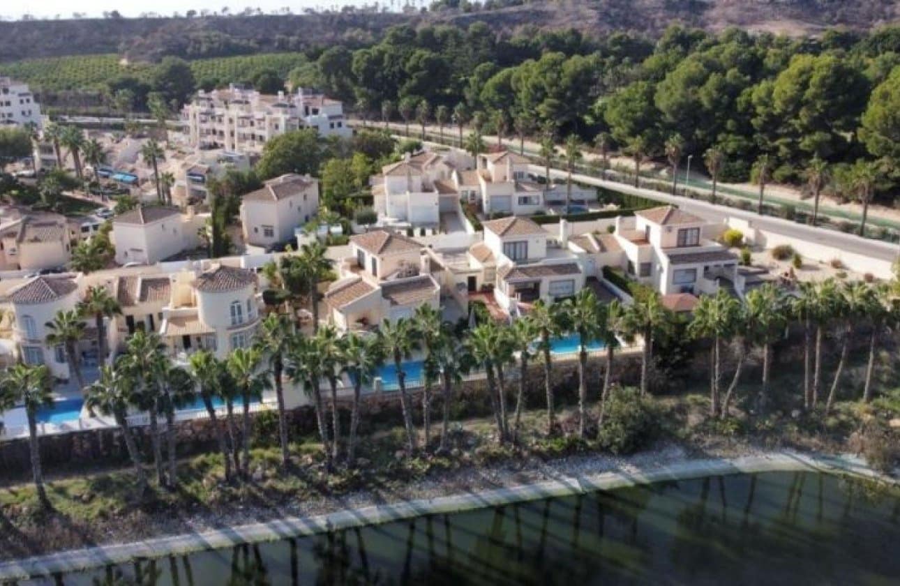 3 soveværelse Villa til salg i Orihuela Costa med swimmingpool - € 579.995 (Ref: 9838996)