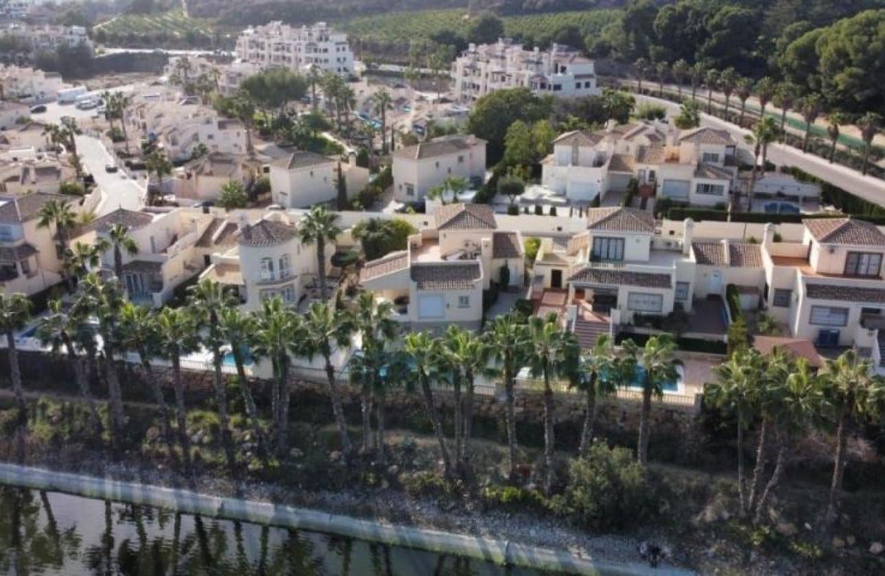 3 soveværelse Villa til salg i Orihuela Costa med swimmingpool - € 579.995 (Ref: 9838996)