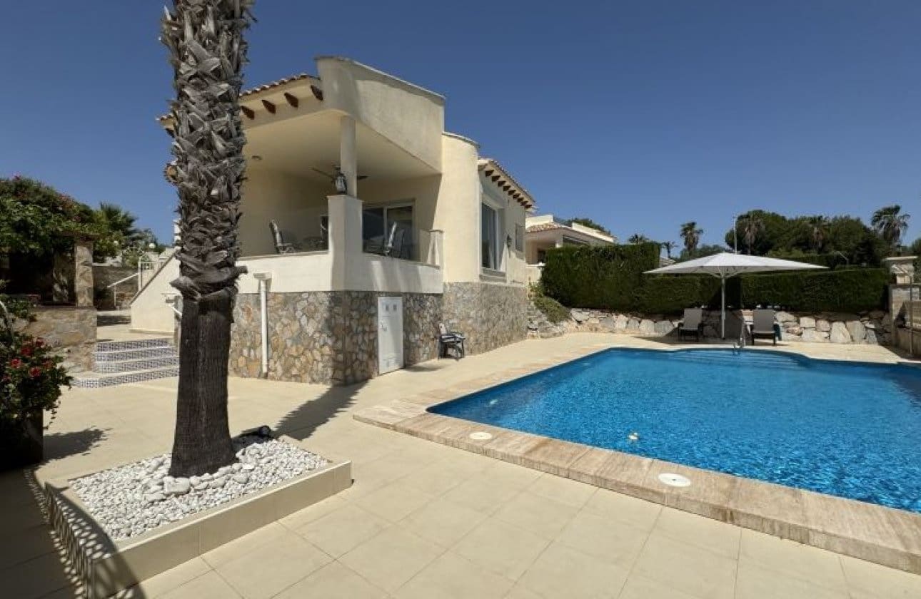 3 soveværelse Villa til salg i Orihuela Costa med swimmingpool - € 579.995 (Ref: 9838996)