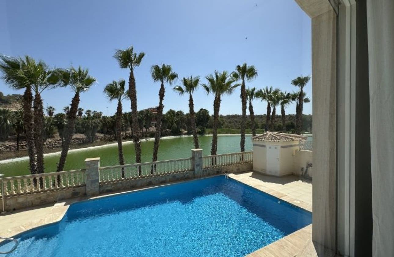 3 soveværelse Villa til salg i Orihuela Costa med swimmingpool - € 579.995 (Ref: 9838996)