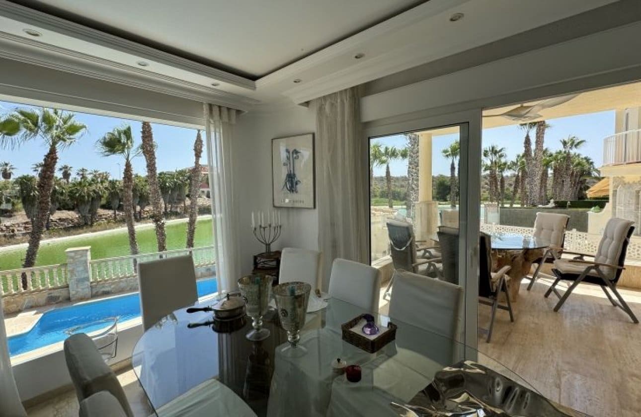3 soveværelse Villa til salg i Orihuela Costa med swimmingpool - € 579.995 (Ref: 9838996)