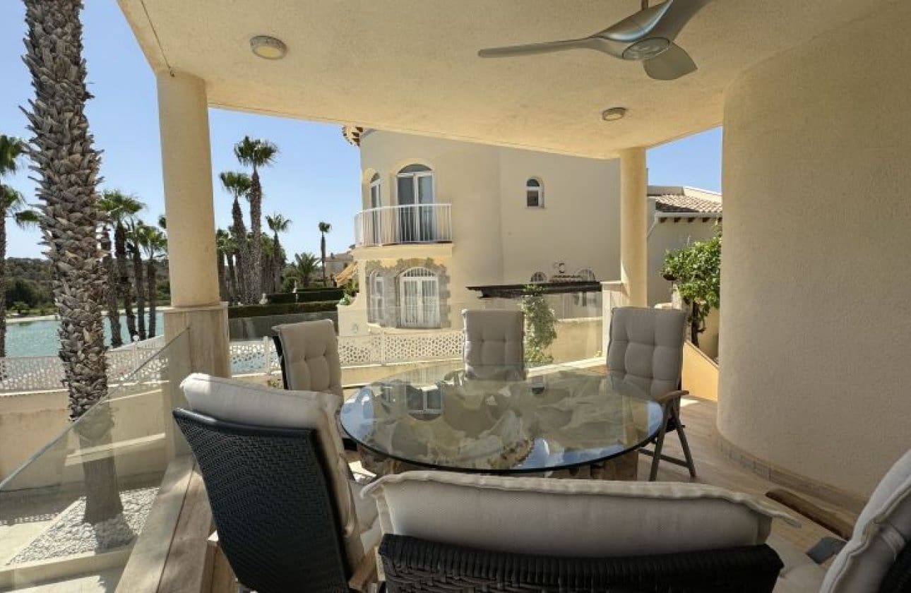 3 soveværelse Villa til salg i Orihuela Costa med swimmingpool - € 579.995 (Ref: 9838996)