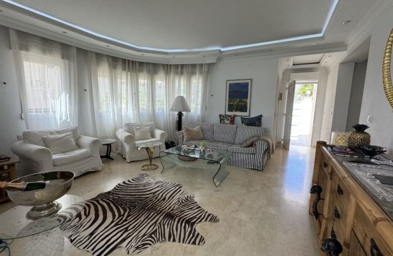 3 soveværelse Villa til salg i Orihuela Costa med swimmingpool - € 579.995 (Ref: 9838996)