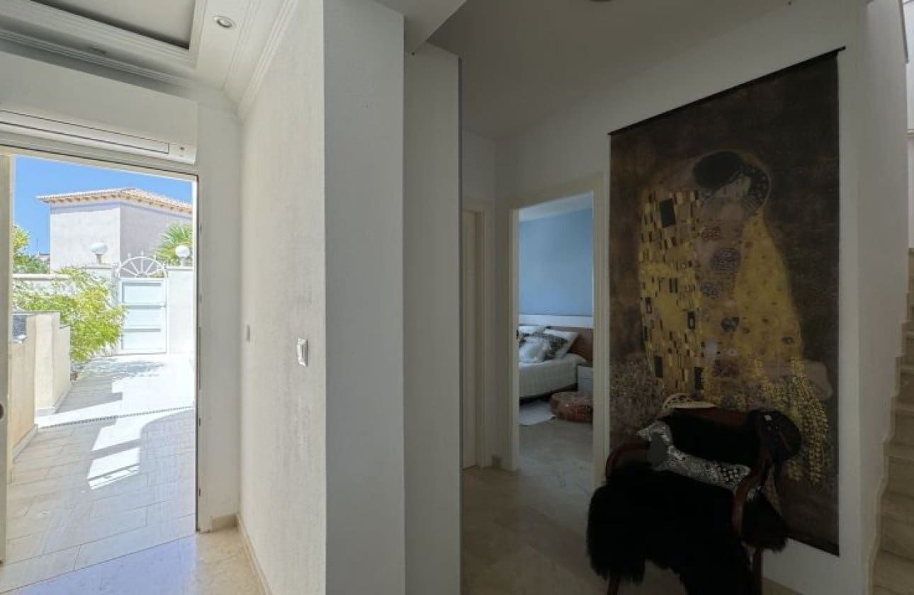 3 soveværelse Villa til salg i Orihuela Costa med swimmingpool - € 579.995 (Ref: 9838996)