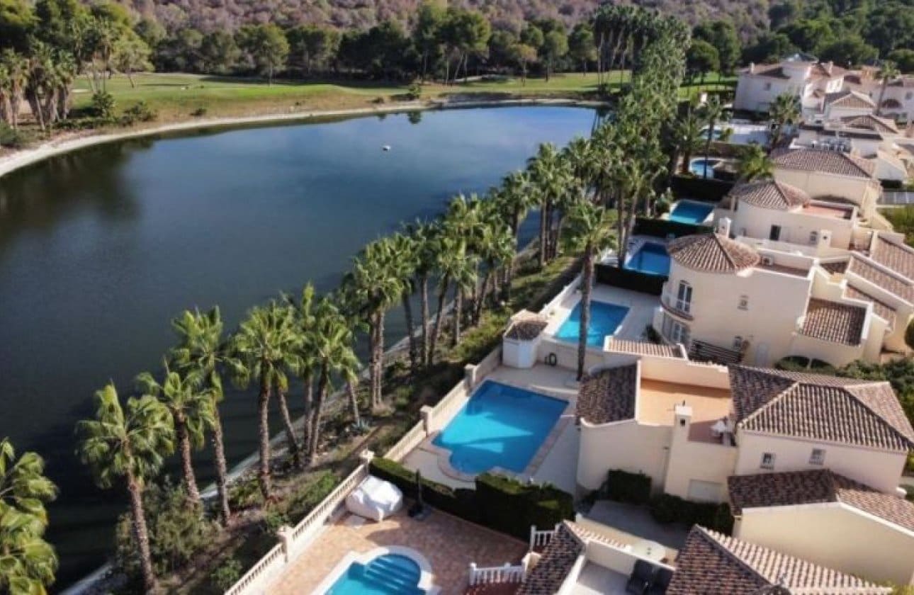 3 soveværelse Villa til salg i Orihuela Costa med swimmingpool - € 579.995 (Ref: 9838996)