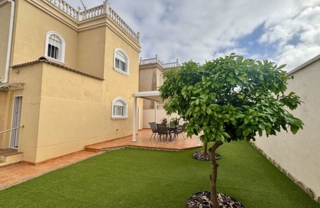 Chalet de 4 habitaciones en Aguas Nuevas, Torrevieja en venta - 398.995 € (Ref: 9839000)