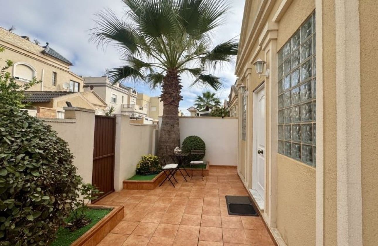 4 bedroom Villa for sale in Torrevieja - € 398,995 (Ref: 9839000)