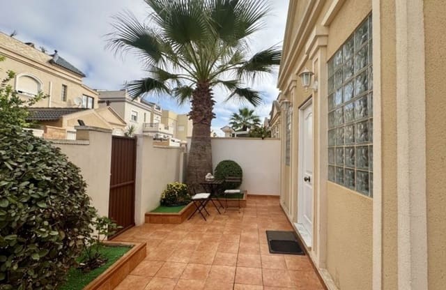 Chalet de 4 habitaciones en Aguas Nuevas, Torrevieja en venta - 398.995 € (Ref: 9839000)