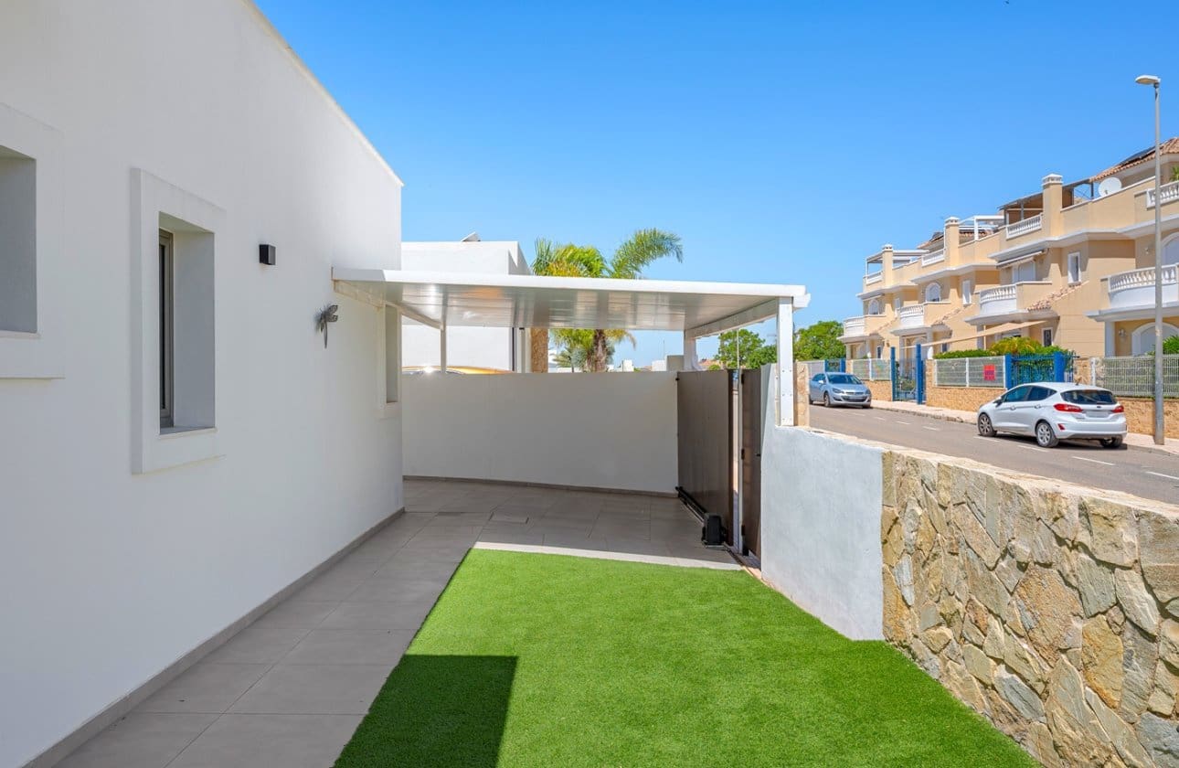 3 soveværelse Villa til salg i La Marina med swimmingpool - € 595.000 (Ref: 9852120)