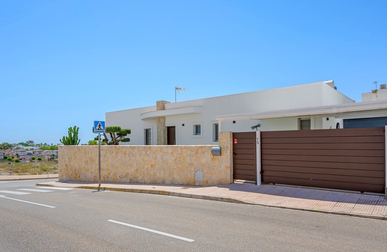 3 soveværelse Villa til salg i La Marina med swimmingpool - € 595.000 (Ref: 9852120)
