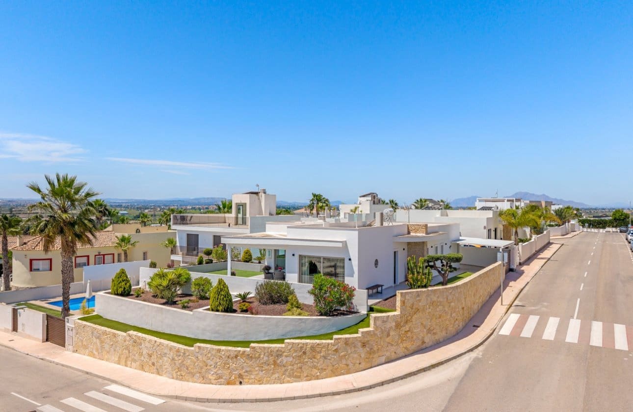 3 soveværelse Villa til salg i La Marina med swimmingpool - € 595.000 (Ref: 9852120)