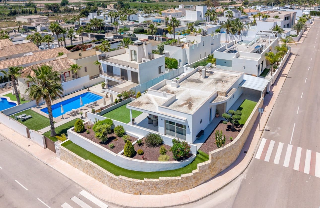 3 soveværelse Villa til salg i La Marina med swimmingpool - € 595.000 (Ref: 9852120)