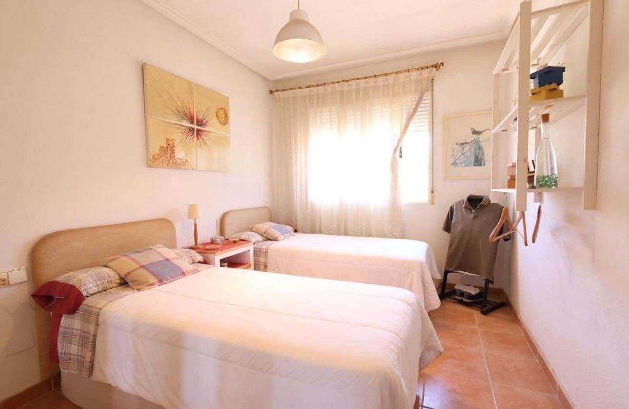 3 soveværelse Villa til salg i Torrevieja med swimmingpool - € 264.900 (Ref: 9868938)