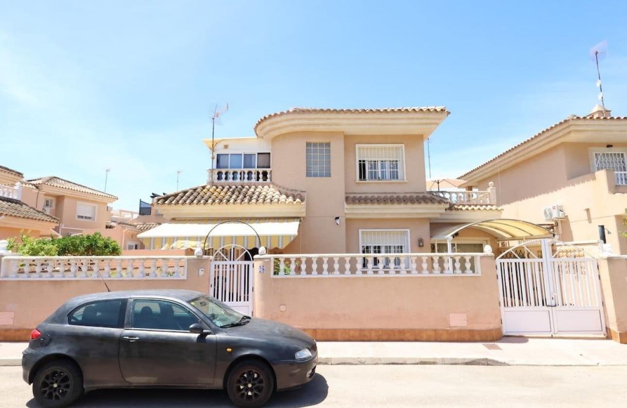 3 soveværelse Villa til salg i Torrevieja med swimmingpool - € 264.900 (Ref: 9868938)
