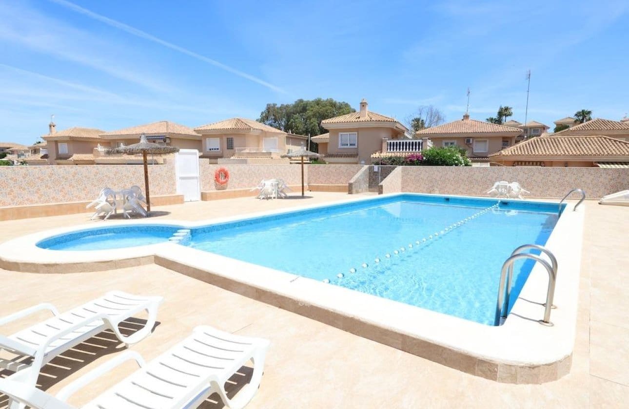 3 soveværelse Villa til salg i Torrevieja med swimmingpool - € 264.900 (Ref: 9868938)