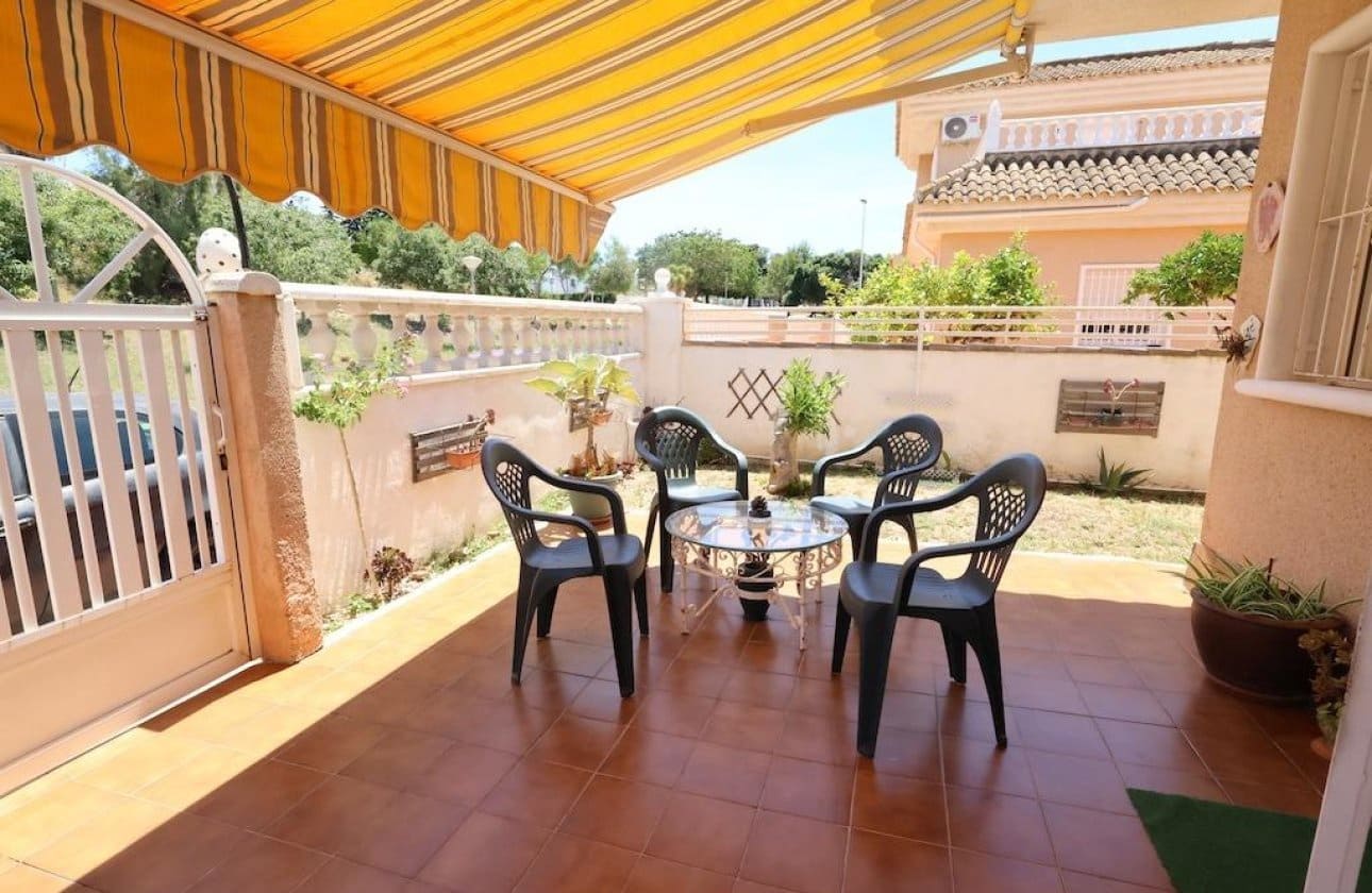 3 soveværelse Villa til salg i Torrevieja med swimmingpool - € 264.900 (Ref: 9868938)