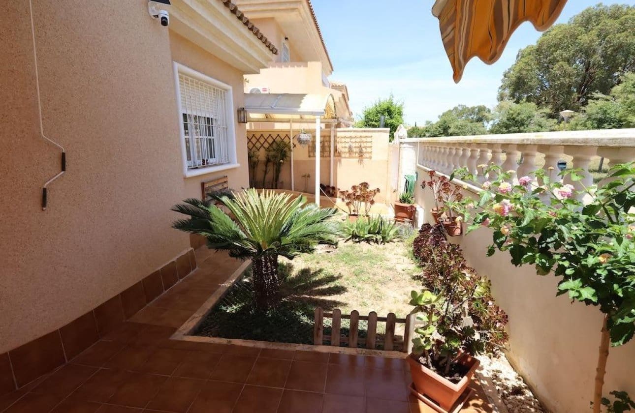 3 soveværelse Villa til salg i Torrevieja med swimmingpool - € 264.900 (Ref: 9868938)