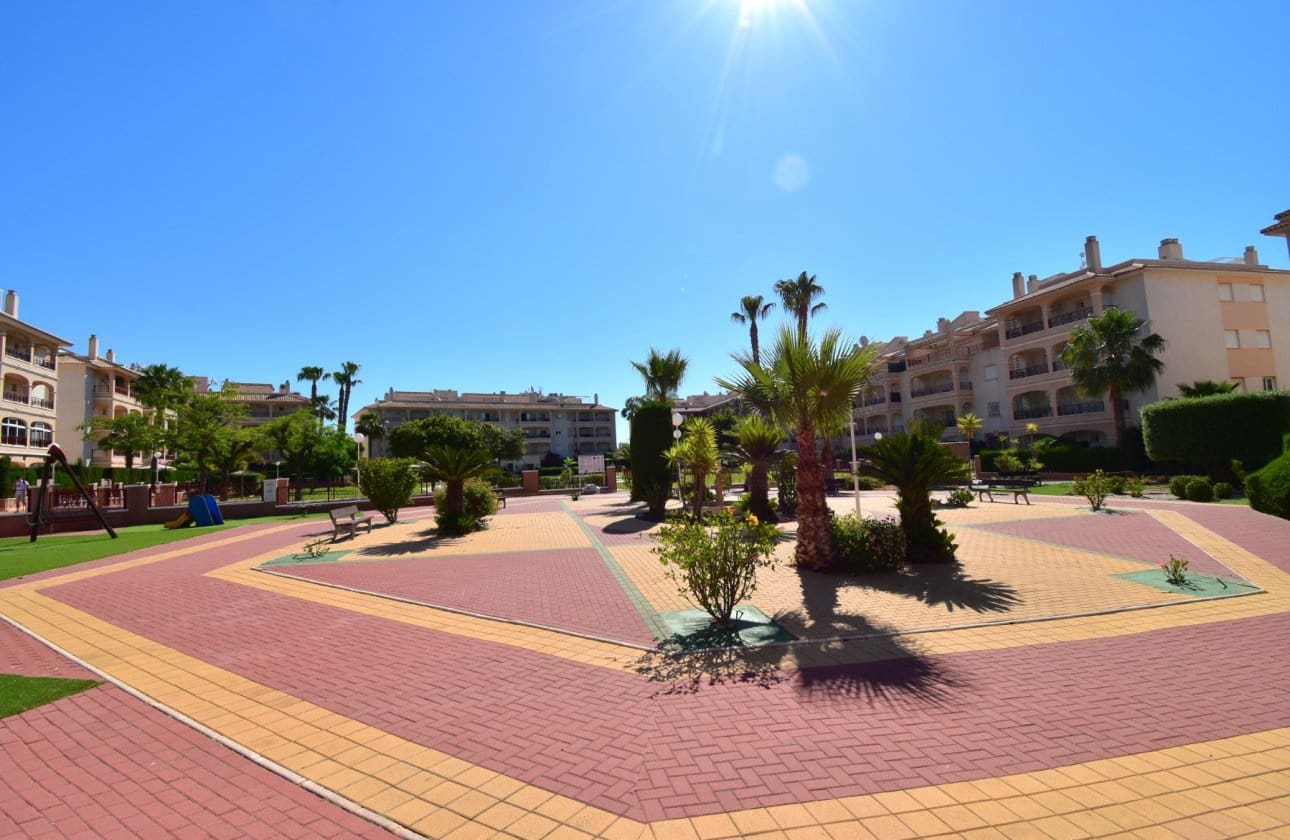 3 makuuhuone Huoneisto myytävänä paikassa Playa Flamenca mukana uima-altaan 
autotalli - 240 000 € (Ref: 9885328)
