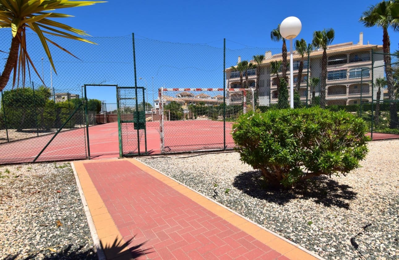 3 makuuhuone Huoneisto myytävänä paikassa Playa Flamenca mukana uima-altaan 
autotalli - 240 000 € (Ref: 9885328)