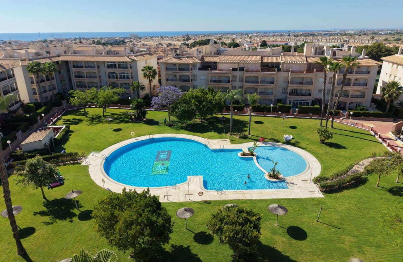 3 makuuhuone Huoneisto myytävänä paikassa Playa Flamenca mukana uima-altaan 
autotalli - 240 000 € (Ref: 9885328)