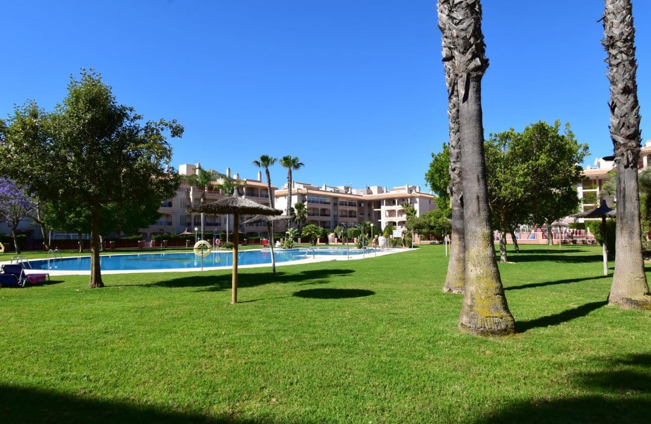 3 makuuhuone Huoneisto myytävänä paikassa Playa Flamenca mukana uima-altaan 
autotalli - 240 000 € (Ref: 9885328)
